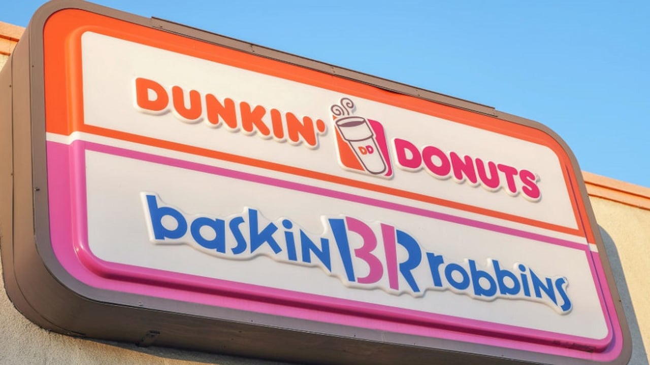 Una mujer fue asesinada a tiros en el carril drive-thru de un Dunkin’ Donuts