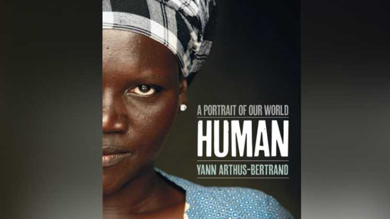Yann Arthus-Bertrand ha publicado más de 60 libros con sus fotografías tomadas desde helicópteros y globos aerostáticos en todas partes del mundo.