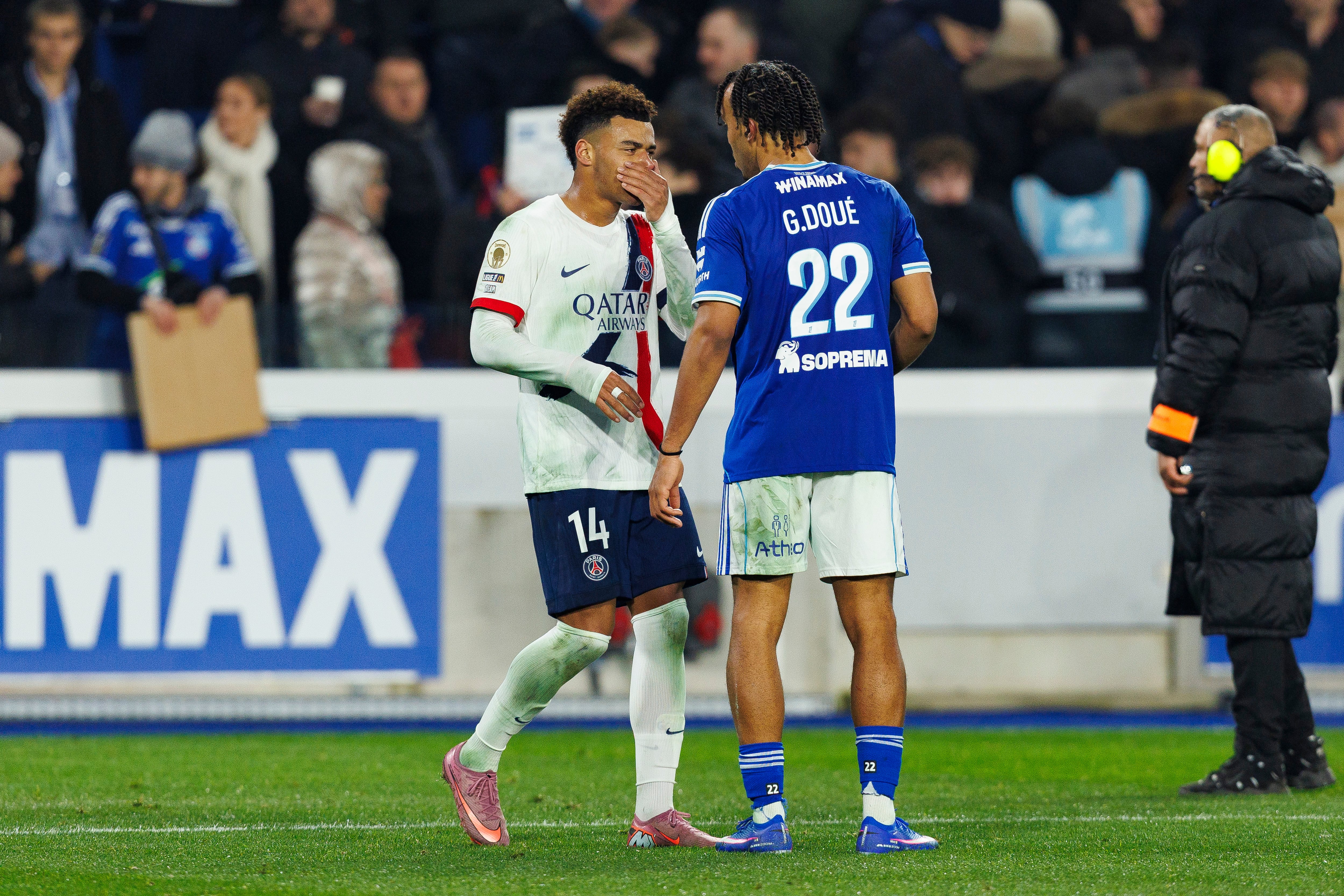 Désiré Doué (PSG) y Guela Doué (RC Strasbourg) enfrentándose con sus clubes respectivamente.