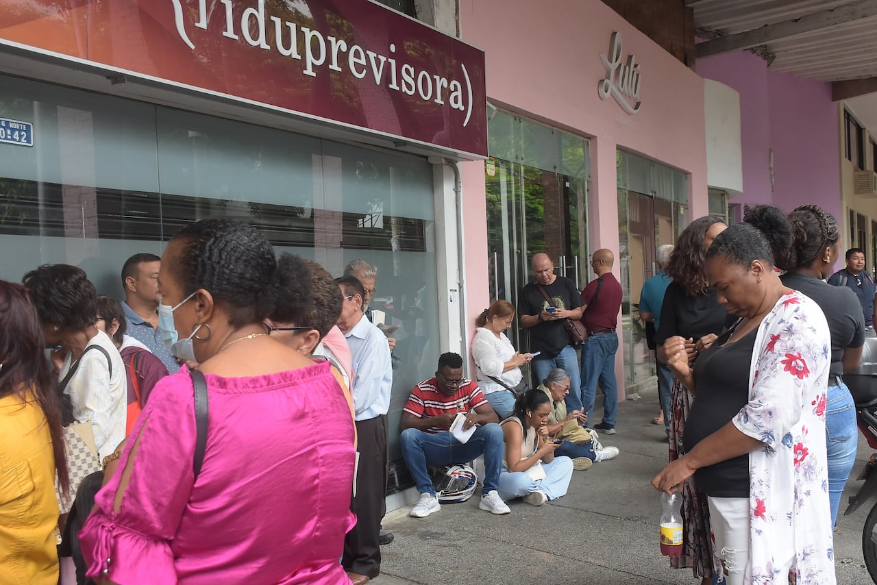 Cientos de Maestros se encuentran a las afueras de la Fiduprevisora en busca de una solución para la entrega de sus medicamentos y órdenes para exámenes con especialistas.