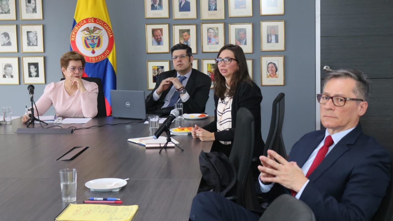 La ministra de Trabajo, Gloria Inés Ramírez Ríos reunida con la Unidad de Gestión Pensional y Parafiscales.