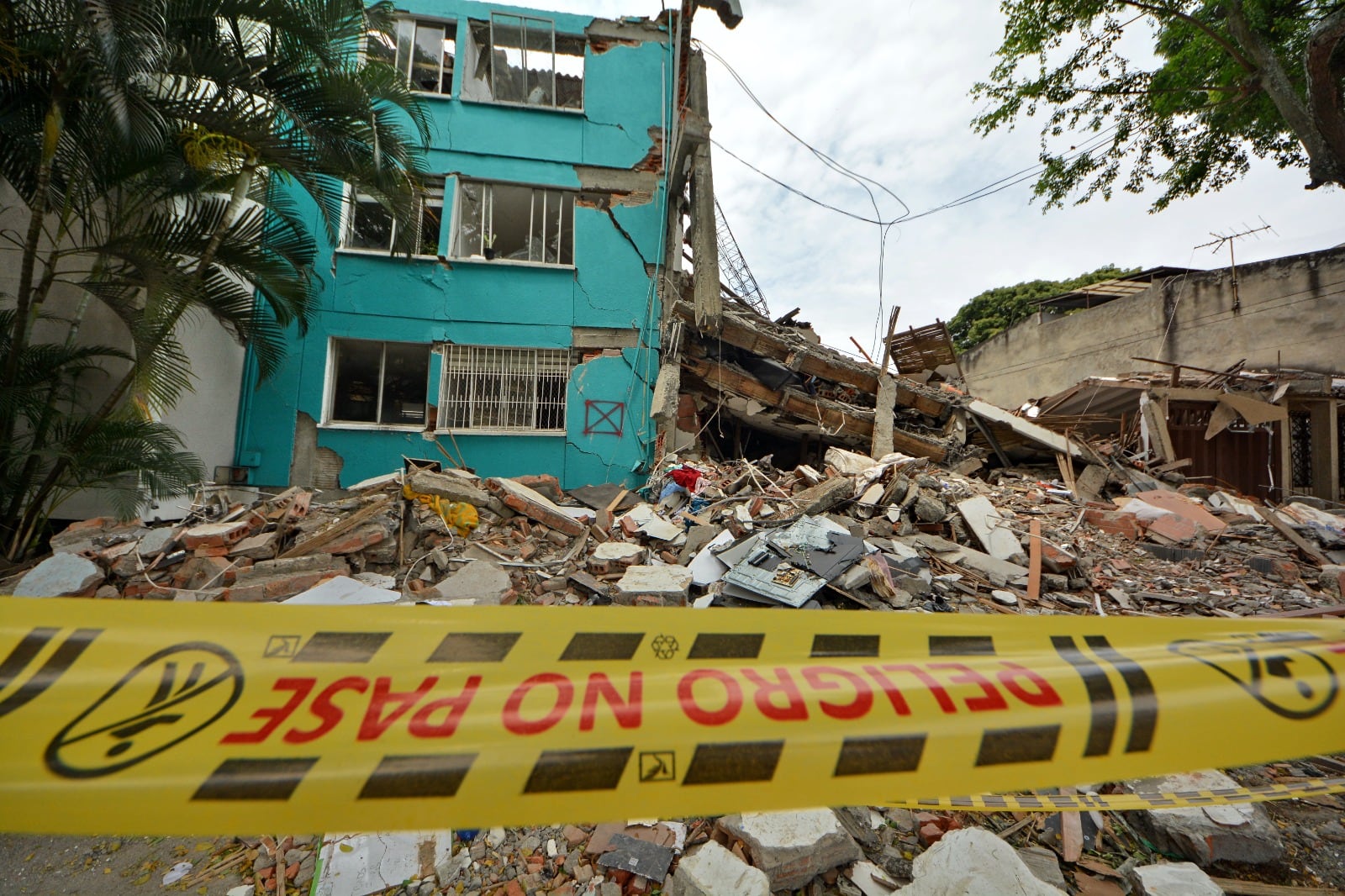 El terremoto cambió el paisaje del sur de Cali, calles bloqueadas por escombros y estructuras que ahora son inspeccionadas por los equipos de emergencia.
