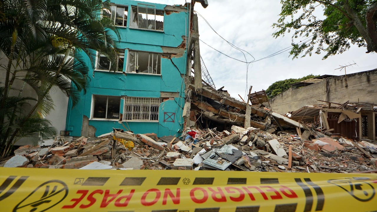 El terremoto cambió el paisaje del sur de Cali, calles bloqueadas por escombros y estructuras que ahora son inspeccionadas por los equipos de emergencia.