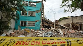 El terremoto cambió el paisaje del sur de Cali, calles bloqueadas por escombros y estructuras que ahora son inspeccionadas por los equipos de emergencia.