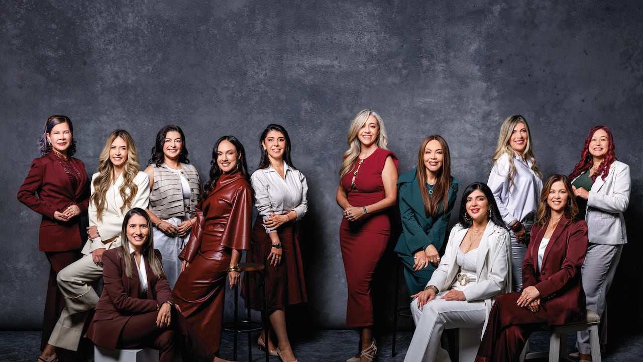 De izquierda a derecha, de pie: Dina Marcela Díaz, Luz Elena Kassab, Mónica Delgado, María José Granados, Fadia Badrán y Gladys Méndez.
Sentadas: Catalina Gutiérrez de Piñeres, Marcela Santiago, Romy Schaller, Ana Ibarra, Leiddy Alexandra Wandurraga y Magda Orozco.