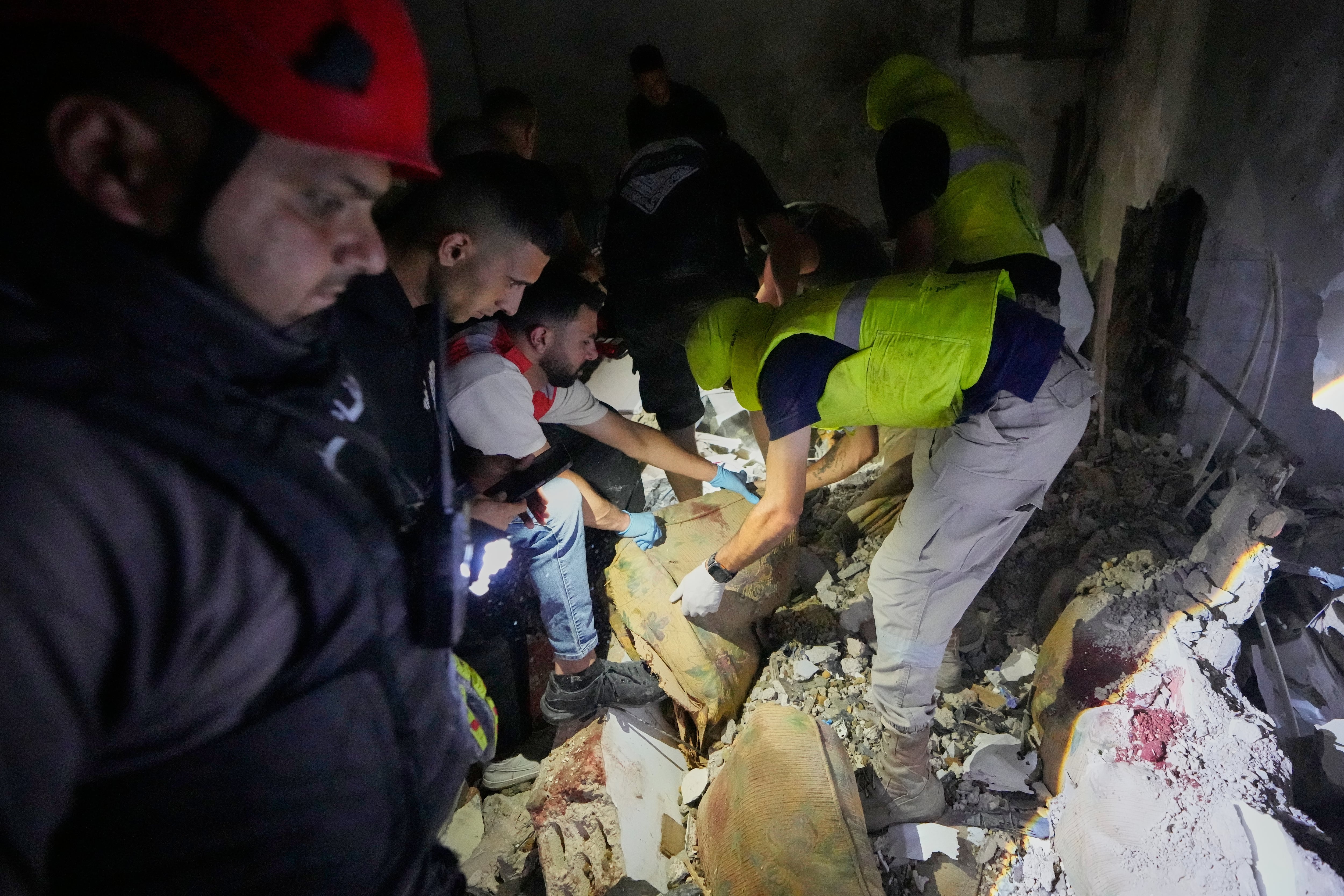 Rescatistas buscan víctimas en un apartamento destruido alcanzado por un ataque aéreo israelí en la ciudad portuaria de Sidón, en el sur de Líbano.