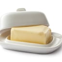 La mantequilla es un alimento que aporta muchas calorías, por esta razón expertos recomiendan un consumo moderado. Foto: Getty images.