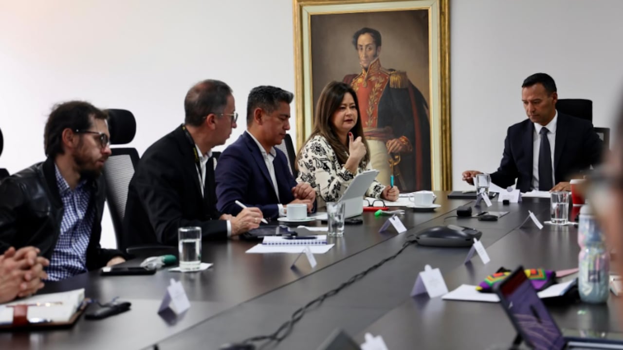 Los ministros de Defensa y de Transporte, Pedro Sánchez y María Fernanda Rojas, en reunión para definir medidas de protección a transportadores en vías nacionales.