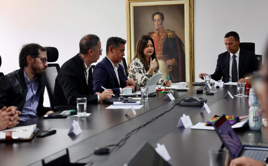 Los ministros de Defensa y de Transporte, Pedro Sánchez y María Fernanda Rojas, en reunión para definir medidas de protección a transportadores en vías nacionales.