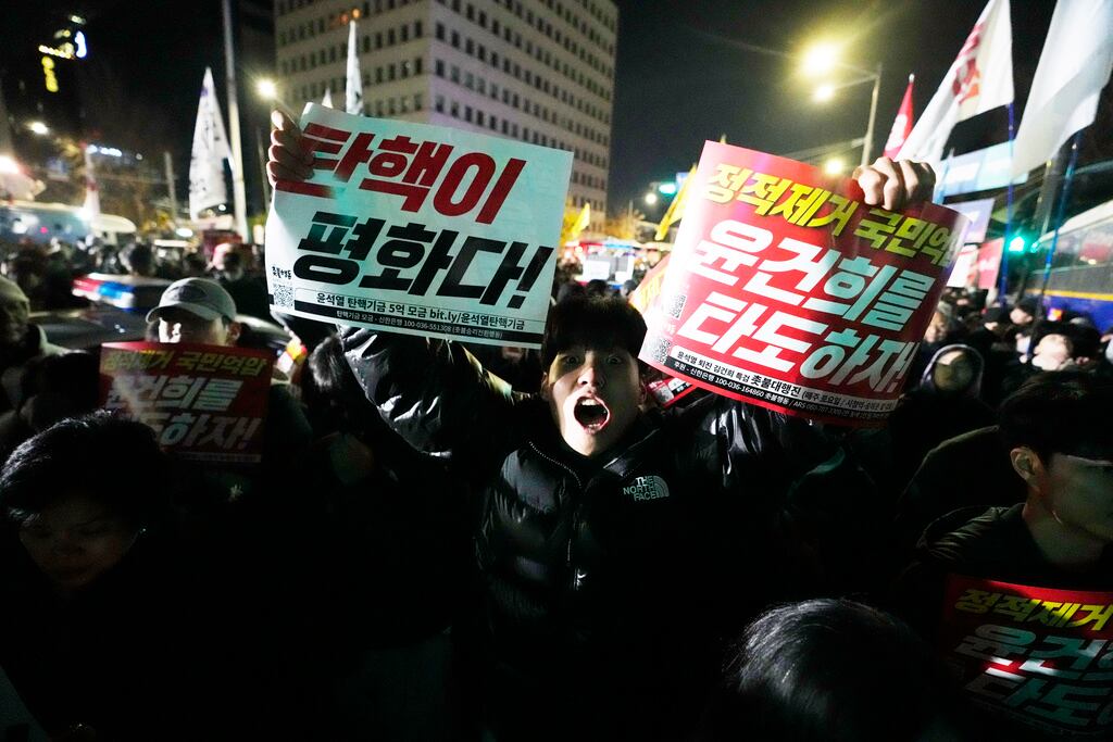 Un hombre grita para exigir que el presidente surcoreano, Yoon Suk Yeol, renuncie frente a la Asamblea Nacional en Seúl, Corea del Sur, el miércoles 4 de diciembre de 2024. (Foto AP/Ahn Young-joon)