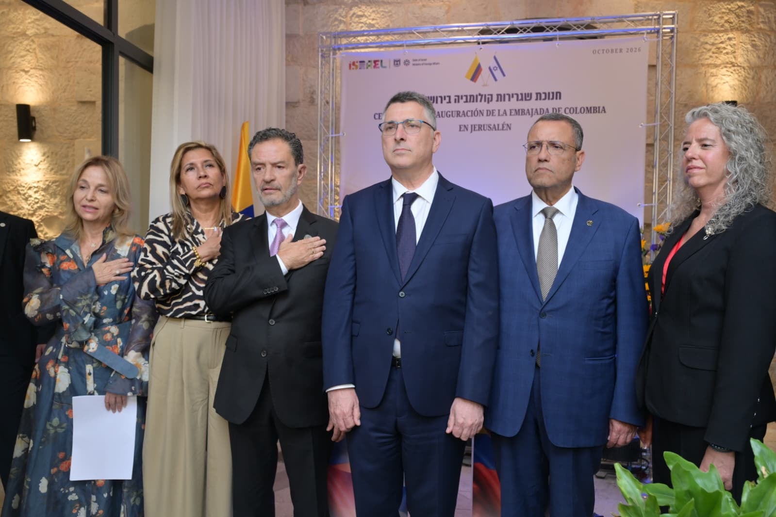 A parte de los ministros de asuntos exteriores, a la ceremonia asistieron Vivian Aisen, embajadora de Israel en Colombia, Tania Gilinski, embajadora de Colombia en Israel.