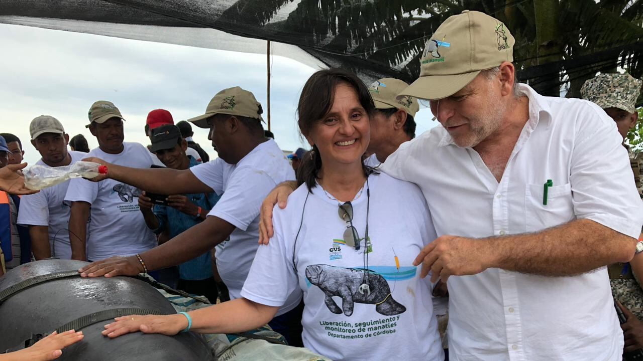 La bióloga marina Dalila Caicedo y su esposo Mauricio Jaramillo en el rescate de un manatí antillano.