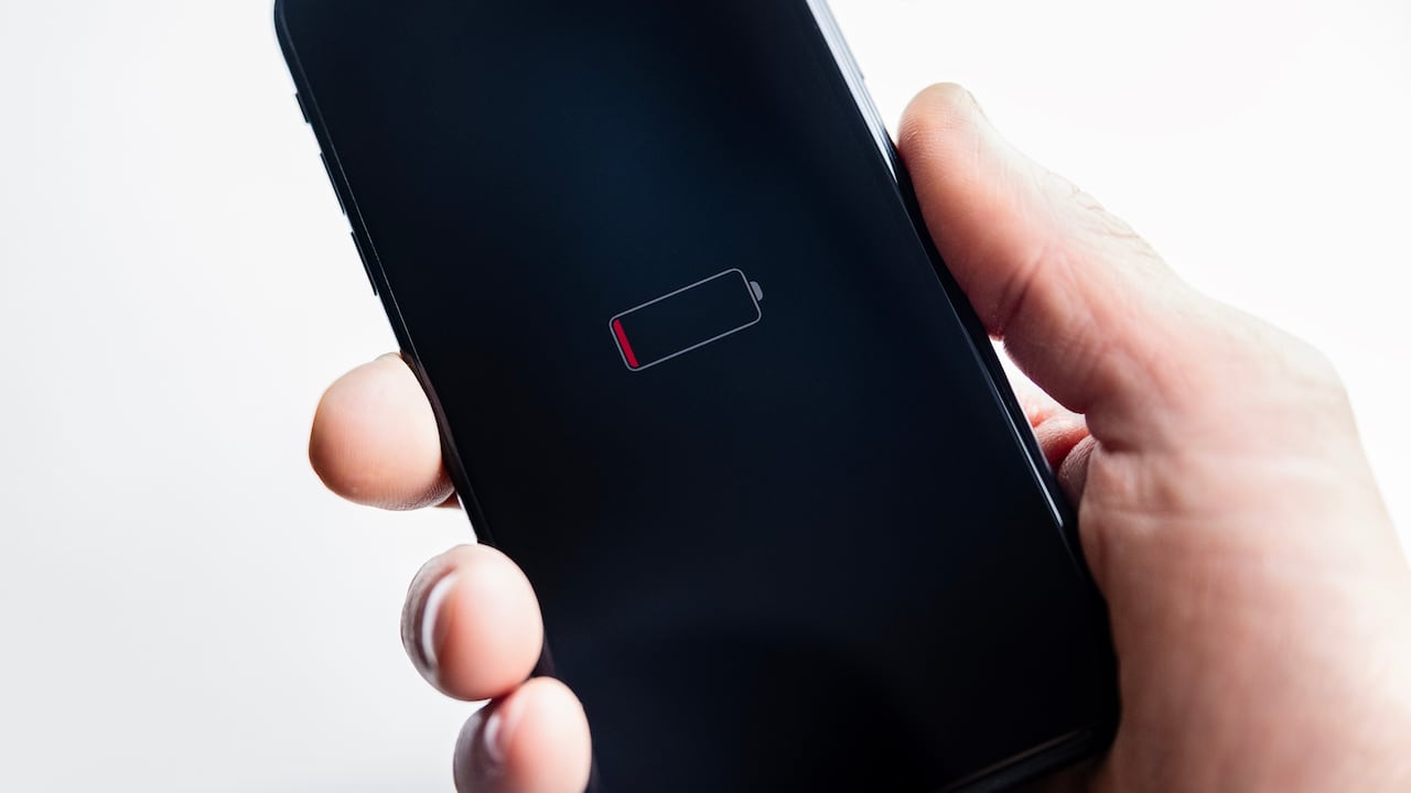 Es totalmente normal que la batería de un celular pierda carga incluso cuando el dispositivo está apagado.
