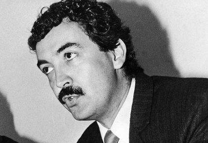 Bernardo Jaramillo Ossa, candidato presidencial por el partido de izquierda Unión Patriótica, fue asesinado el 22 de marzo de 1990 en el Puente Aéreo de Bogotá.