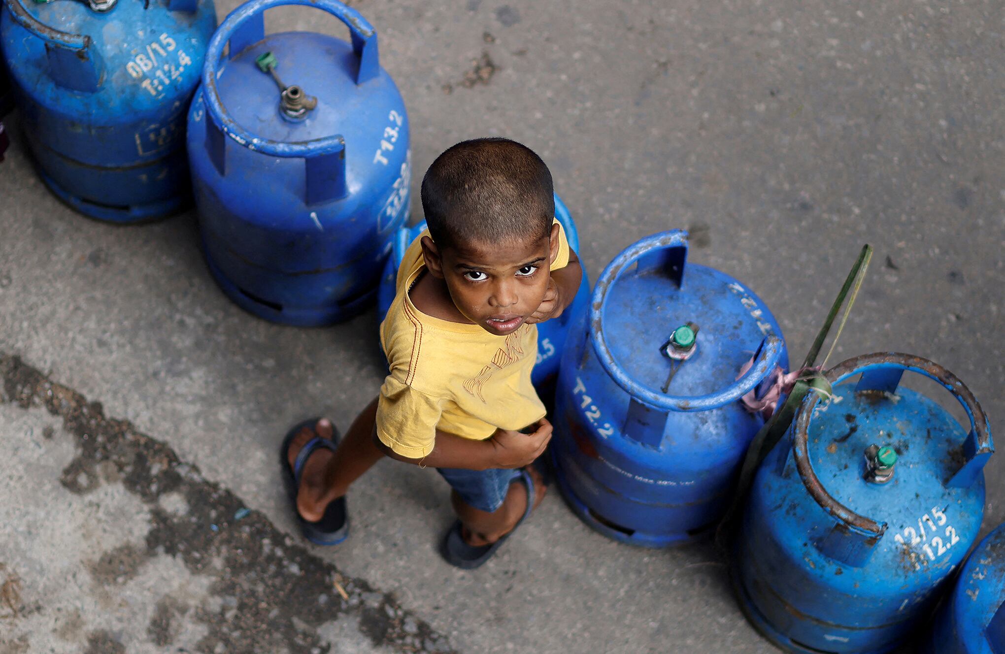 En imágenes : Largas colas por la crisis de la plaga de combustible en Sri Lanka