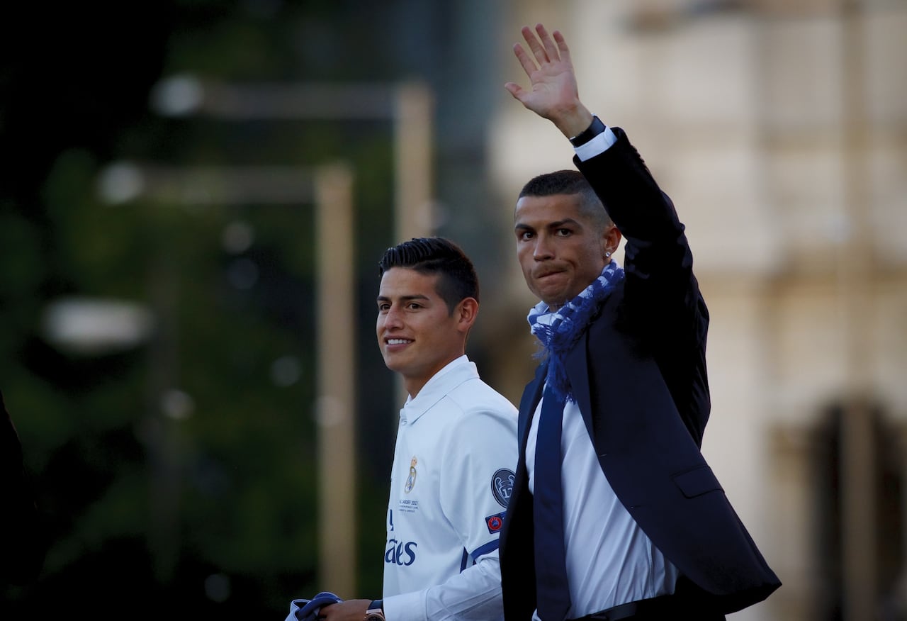 MADRID, SPAIN - JUNE 4: James Rodriguez (L) and Cristiano Ronaldo (R) of Real Madrid gesture during celebrations at Cibeles Fountain after winning the 2016/17 UEFA Champions League in Madrid, Spain on June 4, 2017. (Photo by Guillermo Martinez/Anadolu Agency/Getty Images)