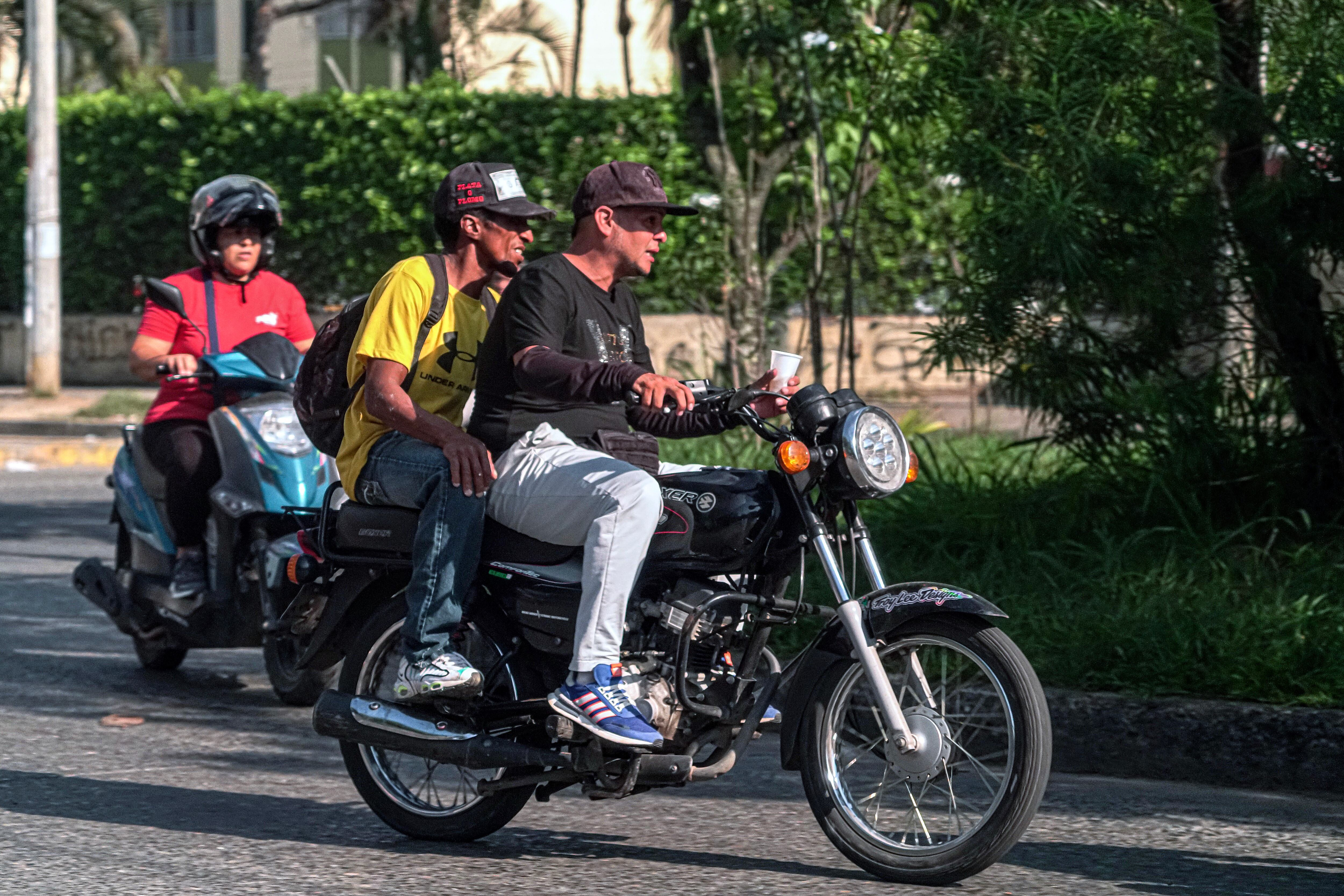 Infracciones de tránsito cometidas por motocicletas, que afectan la seguridad vial y la convivencia en Cali. Foto Jorge Orozco / El País,