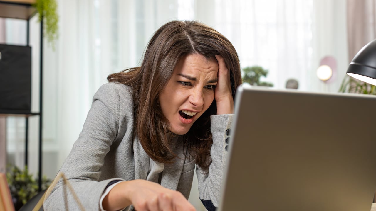 Este fraude envía mensajes falsos que simulan ser advertencias legítimas de antivirus, navegadores o el sistema operativo.