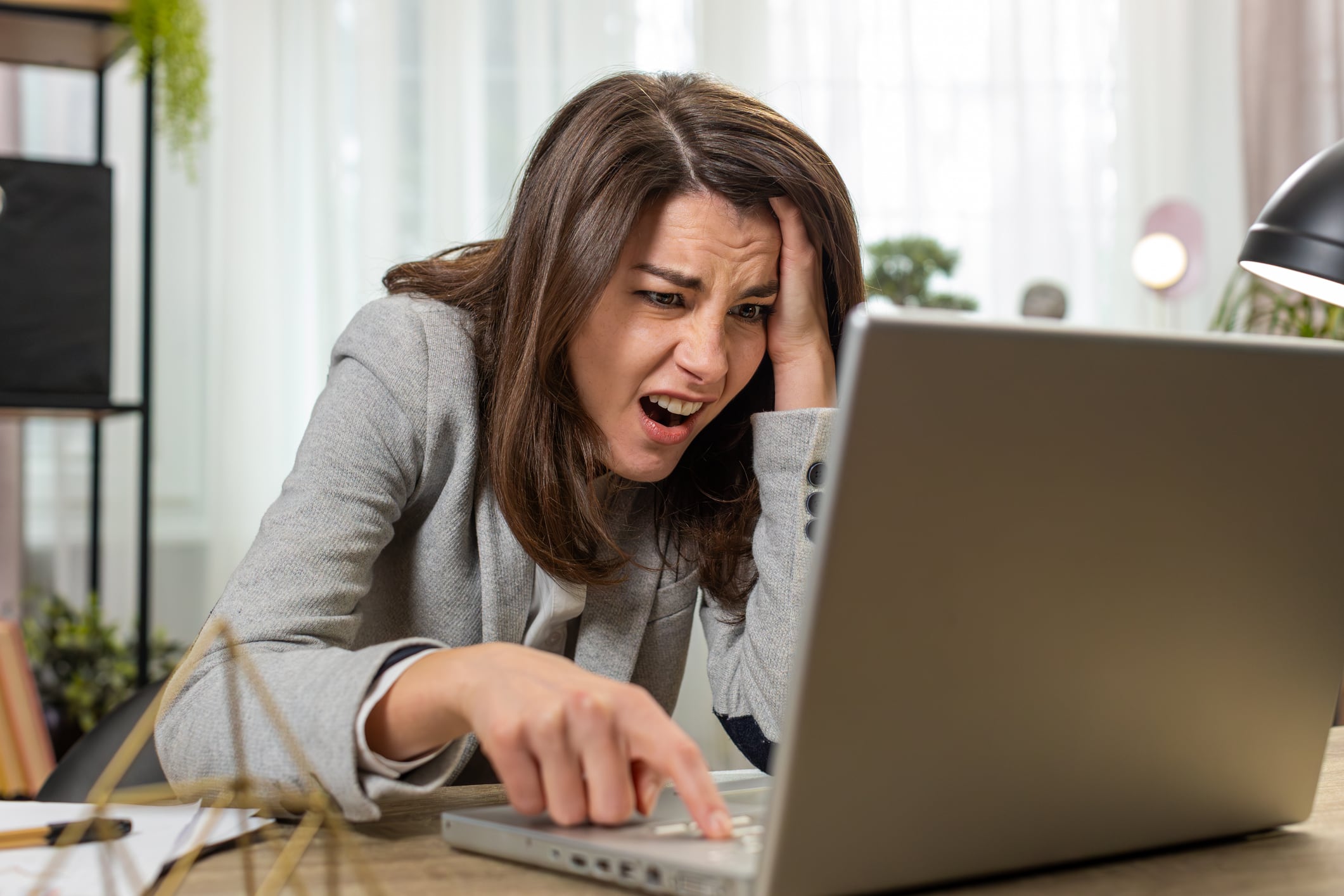 Este fraude envía mensajes falsos que simulan ser advertencias legítimas de antivirus, navegadores o el sistema operativo.