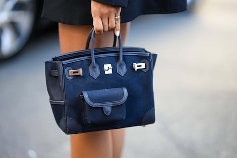 Tamara Kalinic lleva un bolso Birkin de cuero y tela negro de Hermes, en las afueras de Brandon Maxwell, durante la Semana de la Moda de Nueva York, el 14 de febrero de 2023