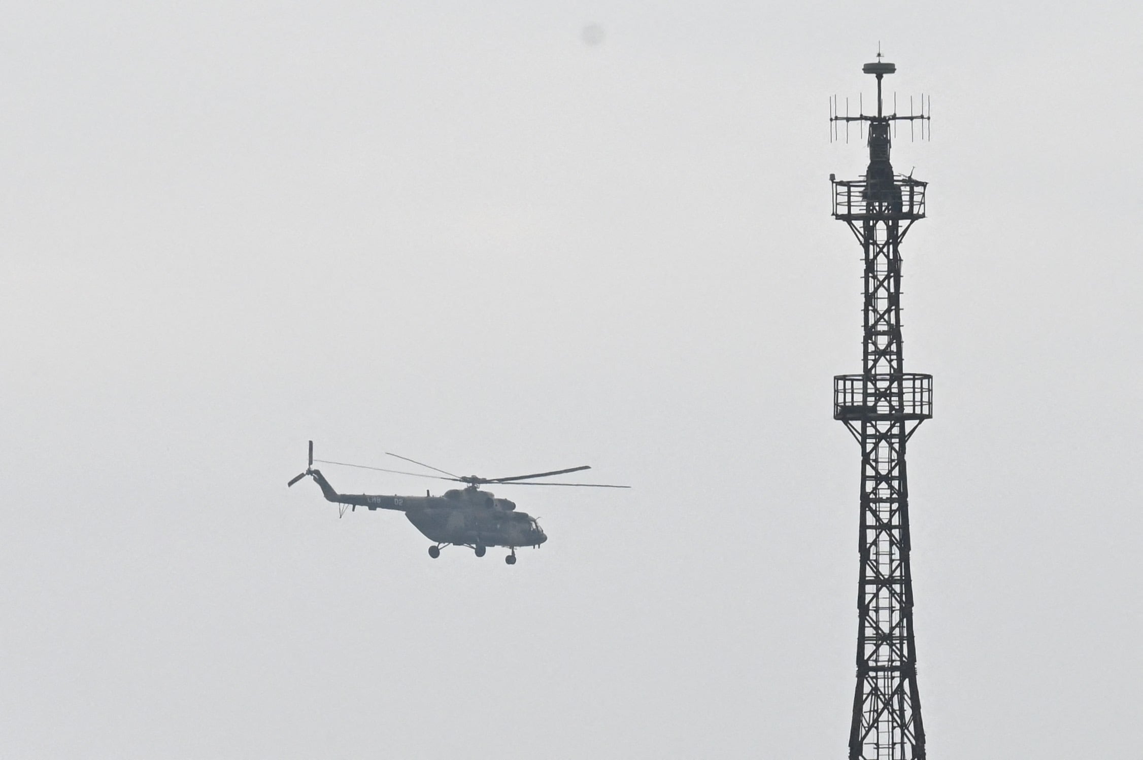 Un helicóptero militar chino sobrevuela la isla de Pingtan, el punto más cercano a Taiwán, en la provincia de Fujian, sureste de China, el 7 de abril de 2023.