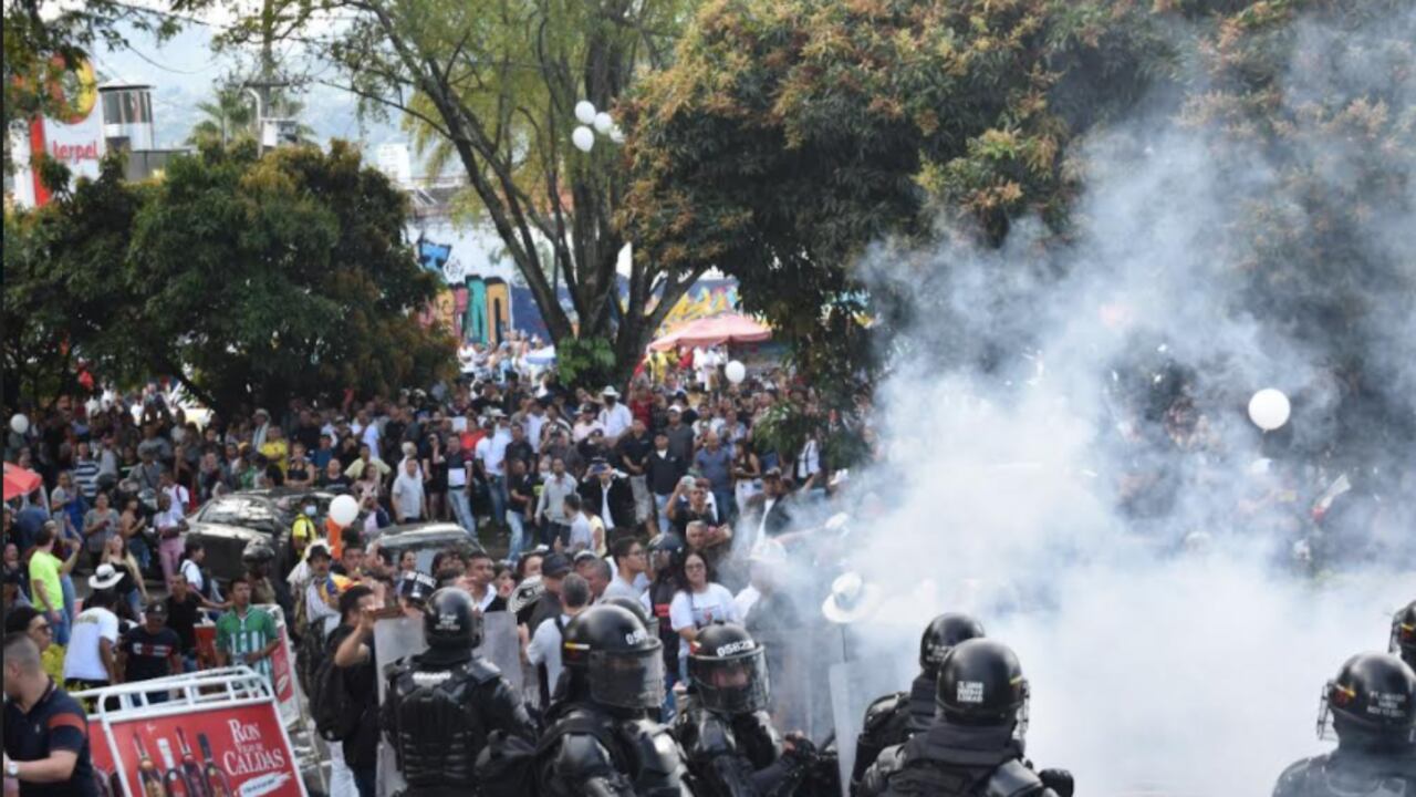 Exequias Darío Gómez, en el cementerio Campos de Paz, se presentaron disturbios con gases lacrimógenos, el Esmad tuvo que intervenir.
