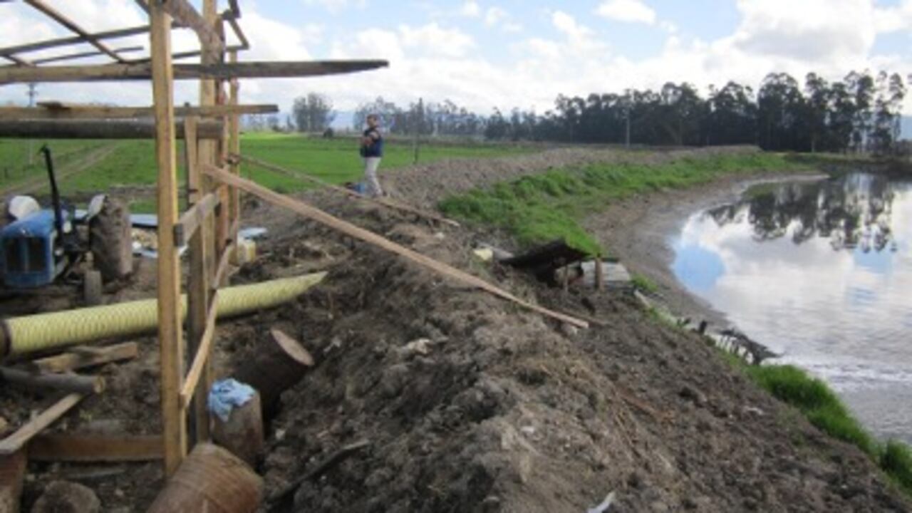 El tubo amarillo es el jarillón y hacia la orilla del río se observa la intervención ilegal de las comunidades del sector.