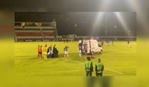 La ambulancia entró hasta la cancha para auxiliar al jugador.