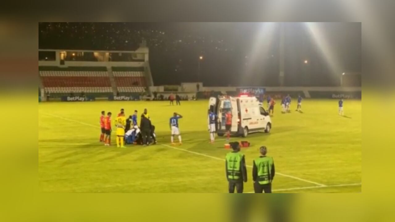 La ambulancia entró hasta la cancha para auxiliar al jugador.