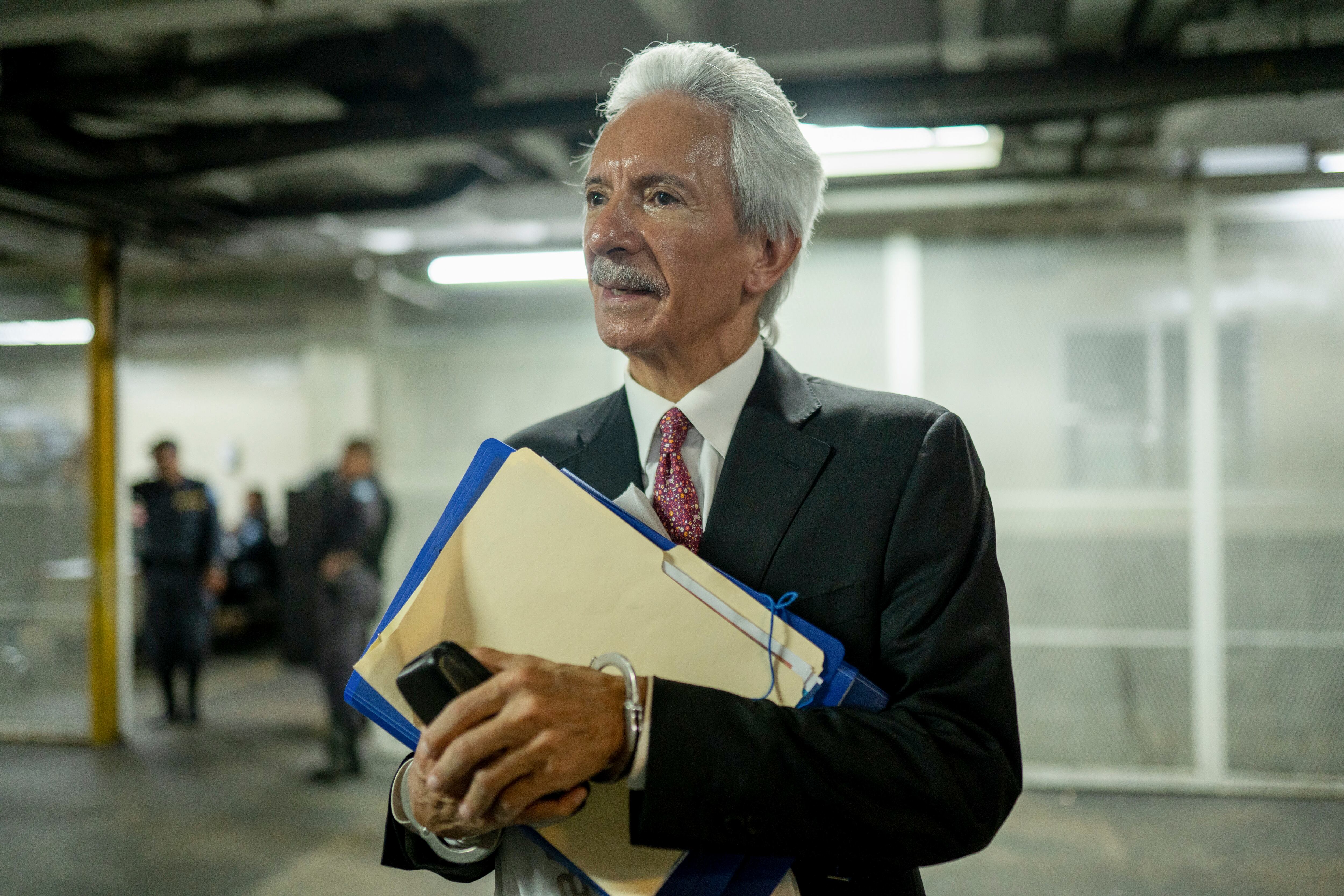 El fundador y editor del periódico, José Rubén Zamora, sale esposado después de una audiencia judicial en la Ciudad de Guatemala, el miércoles 14 de junio de 2023