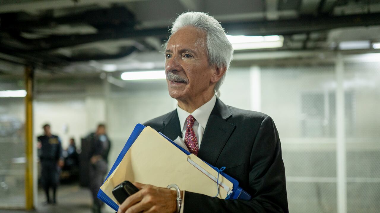 El fundador y editor del periódico, José Rubén Zamora, sale esposado después de una audiencia judicial en la Ciudad de Guatemala, el miércoles 14 de junio de 2023.