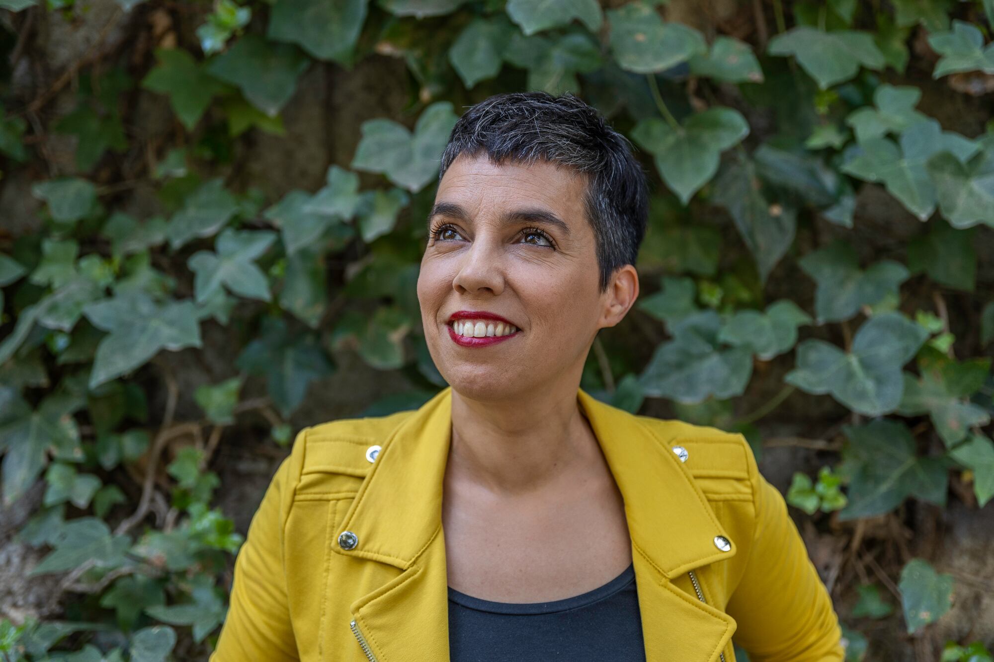 Esther Vivas responde nuestro cuestionario sobre ‘Mamá desobediente. Una mirada feminista a la maternidad’.