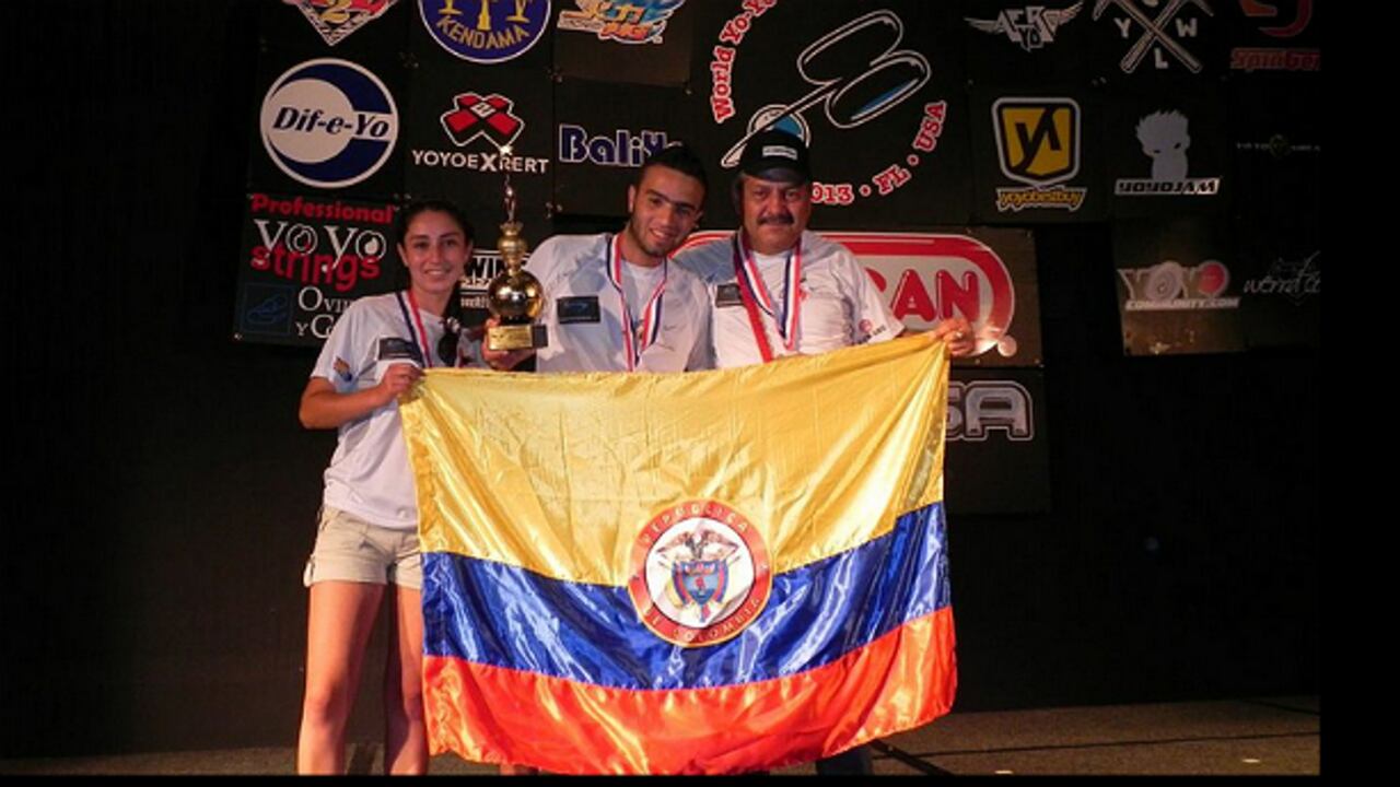 Carlos Galvis celebra para Colombia el título mundial en trompo en 2013.
