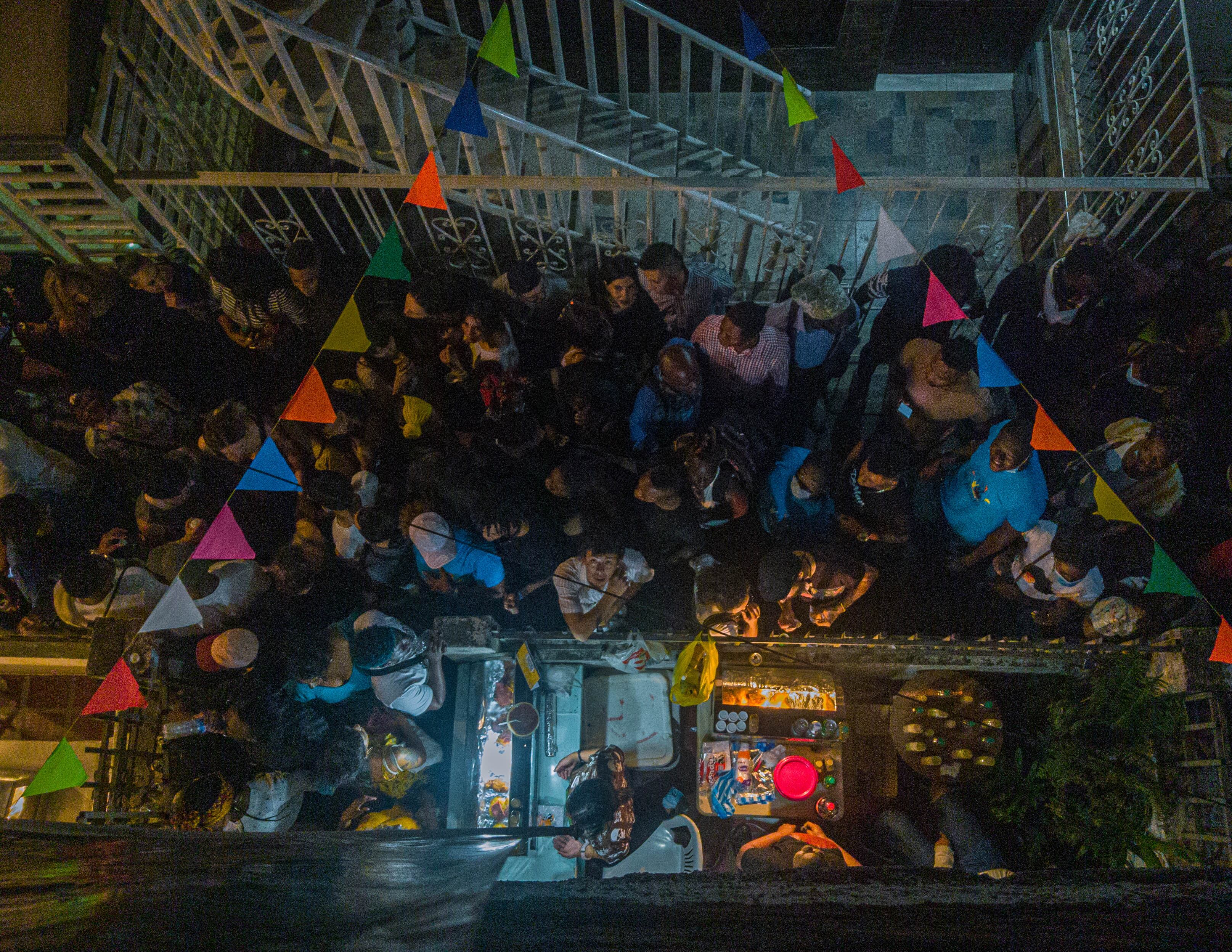 Cada noche, luego del Festival, cientos de personas se reúnen a escuchar los tradicionales cantos de Los Arrullos, en alguna casa en el barrio Ciudad de Córdoba, al oriente de Cali.
