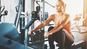 Mujer haciendo ejercicios para cuidar la espalda