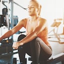 Mujer haciendo ejercicios para cuidar la espalda