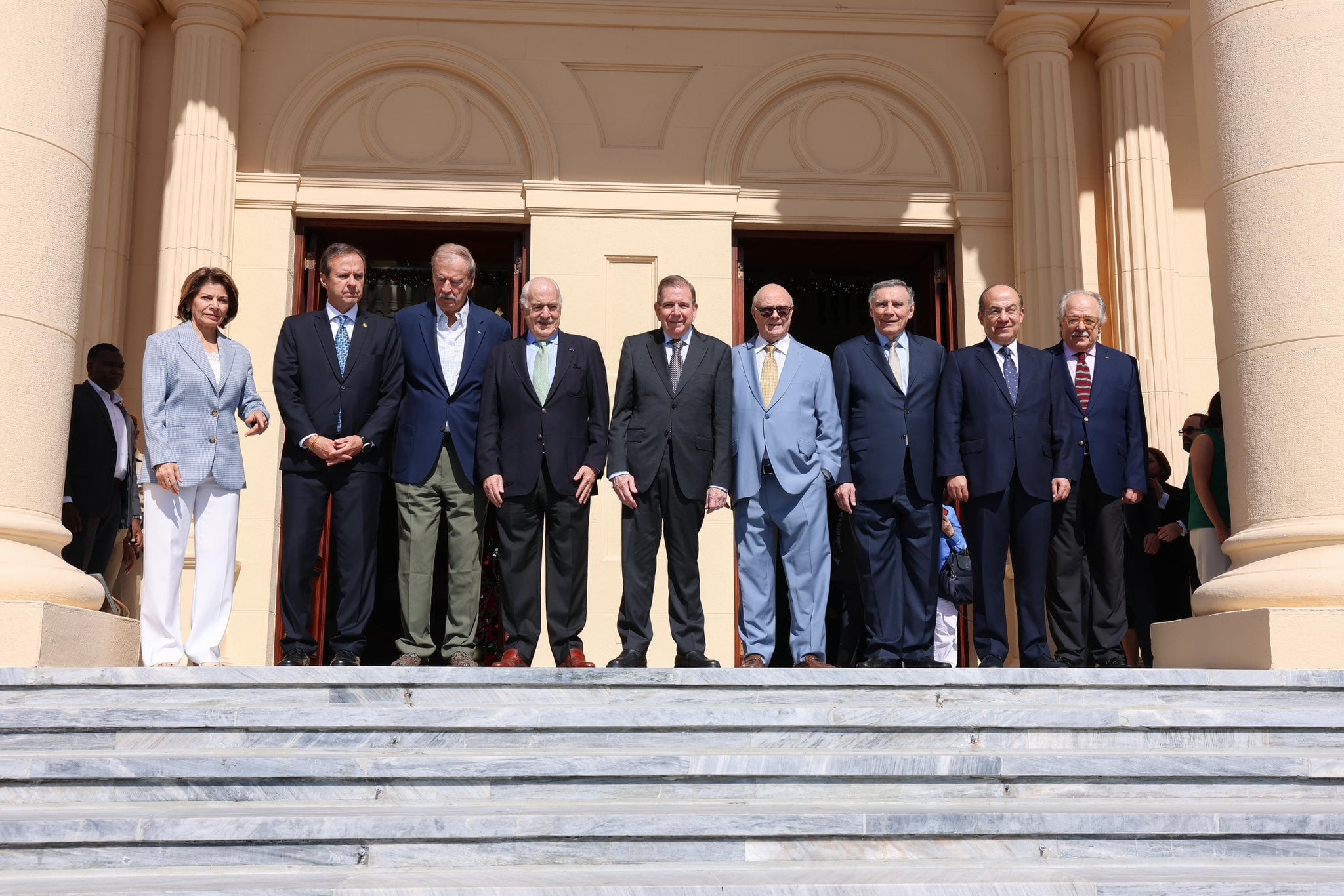 González pidió el apoyo de todos los gobiernos democráticos de la región.