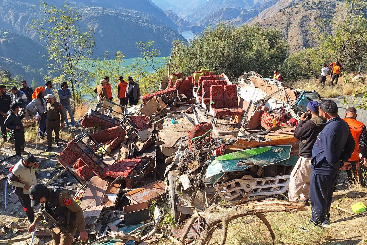 El personal de seguridad y los trabajadores de rescate se reúnen junto al autobús destrozado, sujeto a un accidente en una remota carretera de montaña en el área de Doda, a unos 200 kilómetros (124 millas) al sureste de Srinagar el 15 de noviembre de 2023.
