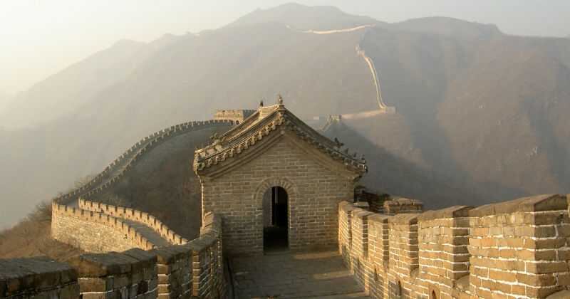 La Gran Muralla China: De 21.196 kilómetros de largo, esta antigua fortificación china va desde la frontera con Corea hasta el desierto de Gobi. En 1987, fue declarada Patrimonio de la Humanidad por la Unesco.
