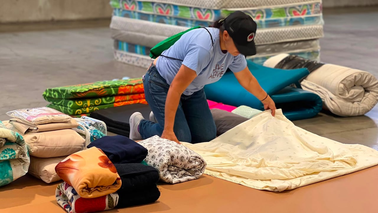 En la antigua Licorera del Valle, la Gobernación está recibiendo donaciones para distribuirlas en los municipios afectados.
