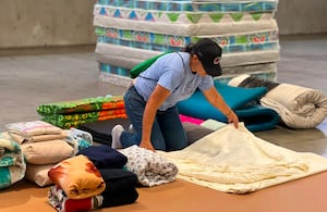 En la antigua Licorera del Valle la Gobernación está recibiendo donaciones para distribuirlas en los municipios afectados.