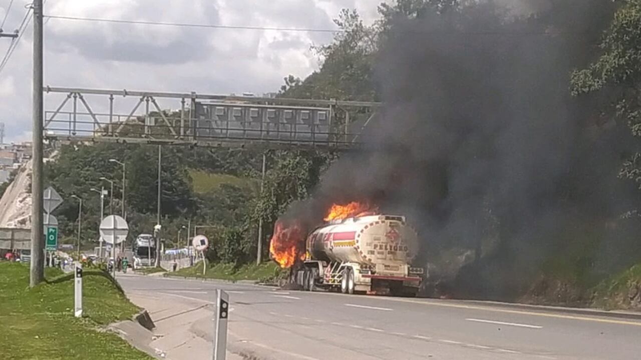 Incendio de carrotanque en la vía que de Bogotá comunica a Villavicencio.