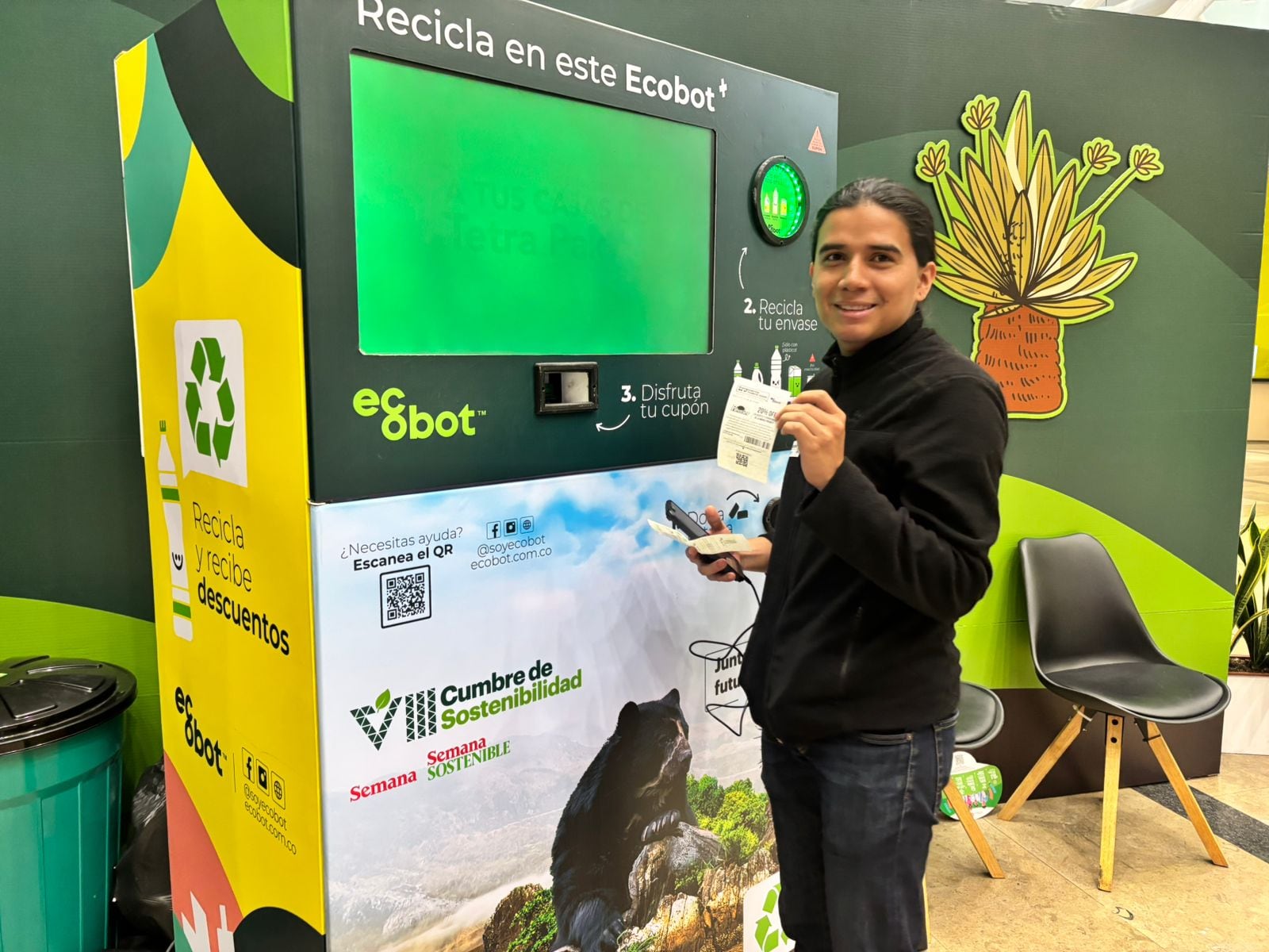 A cambio de los residuos, la máquina entrega cupones de descuento.