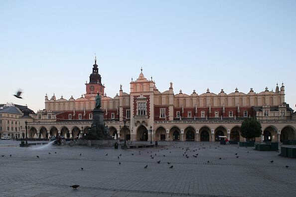 "Los vecinos de esta ciudad conocida por su patrimonio gótico y renacentista se quejan de la marea de visitantes que terminan sus fiestas vomitando y armando escándalo, haciendo caso omiso de la normativa sobre ruido nocturno".