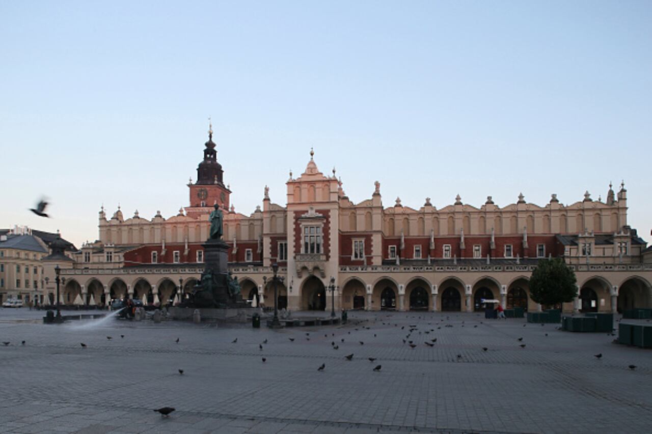 "Los vecinos de esta ciudad conocida por su patrimonio gótico y renacentista se quejan de la marea de visitantes que terminan sus fiestas vomitando y armando escándalo, haciendo caso omiso de la normativa sobre ruido nocturno".