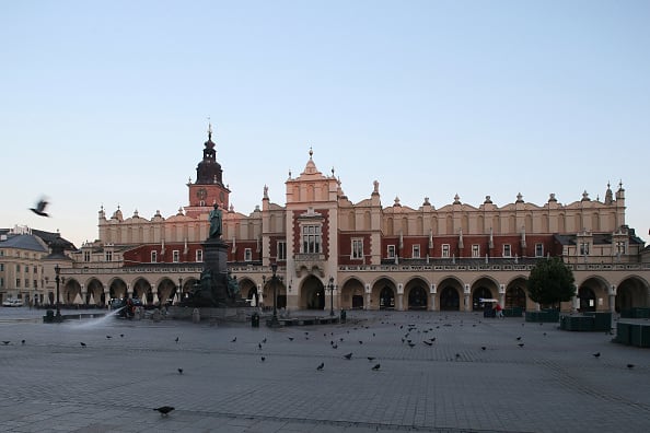 "Los vecinos de esta ciudad conocida por su patrimonio gótico y renacentista se quejan de la marea de visitantes que terminan sus fiestas vomitando y armando escándalo, haciendo caso omiso de la normativa sobre ruido nocturno".