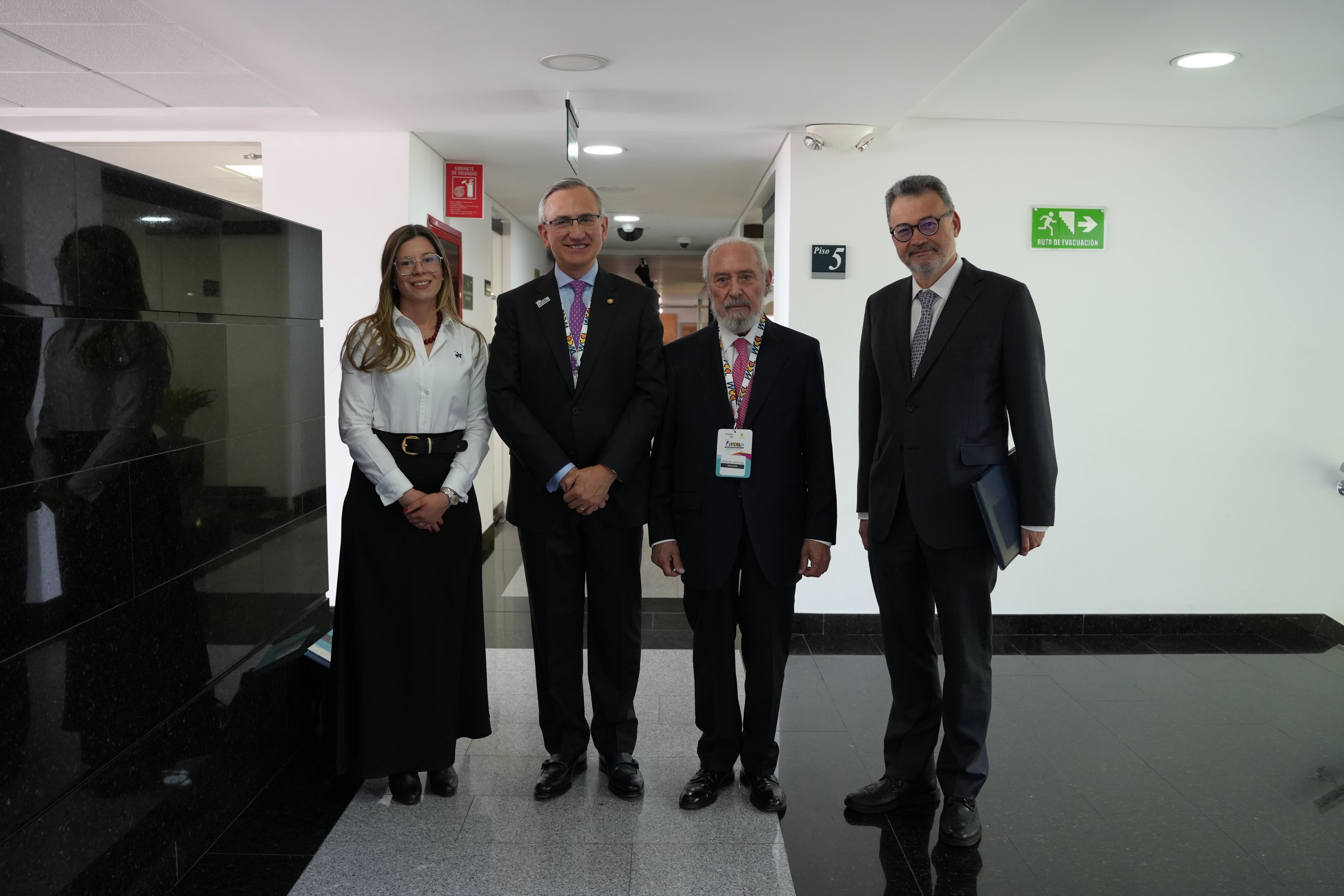 Manuel Aragón Reyes, doctor “honoris causa” por la Universidad Externado de Colombia.
