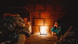 Las conversaciones entre Maruja Pachón (Cristina Umaña) y Beatriz Villamizar (Julieth Restrepo), fluctuando entre la fe y el terror.