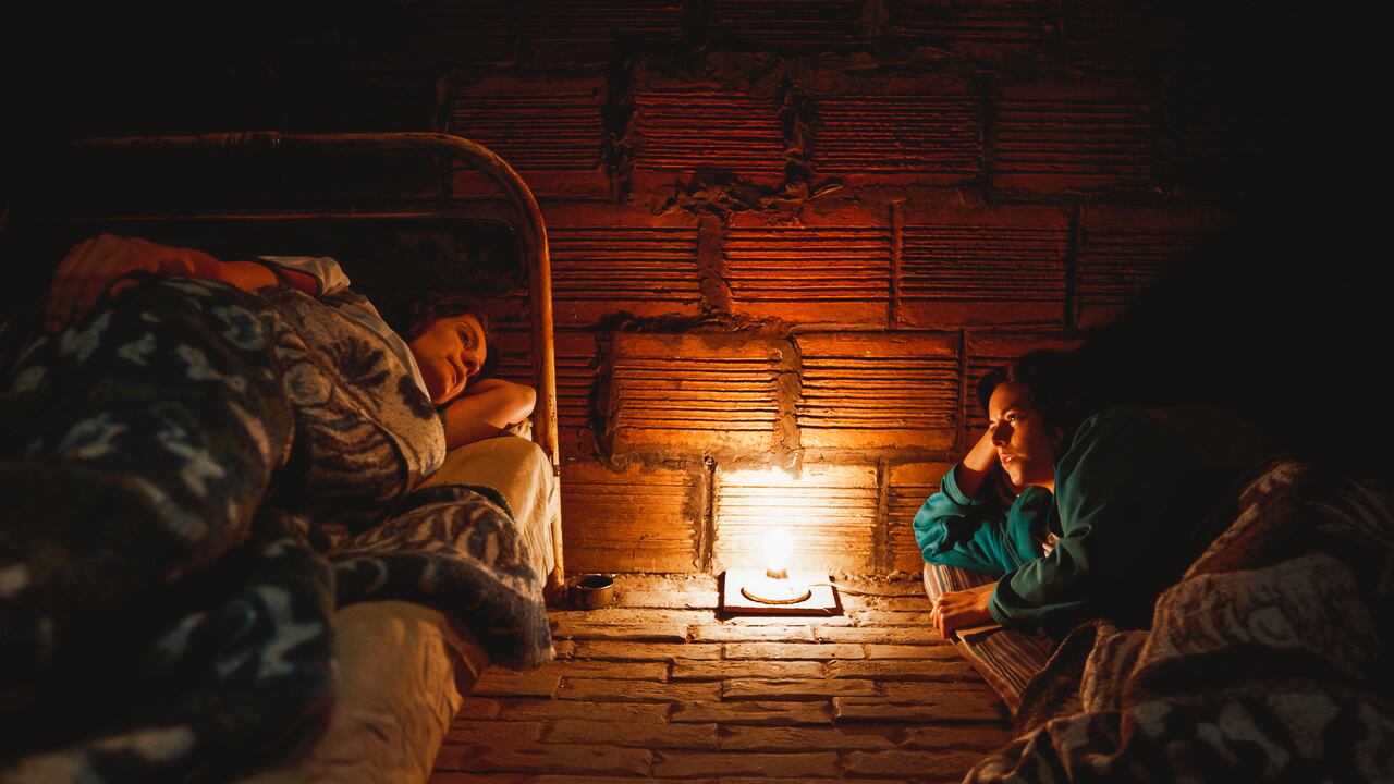 Las conversaciones entre Maruja Pachón (Cristina Umaña) y Beatriz Villamizar (Julieth Restrepo), fluctuando entre la fe y el terror.