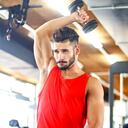 Hombre en el gimnasio fortalece sus tríceps